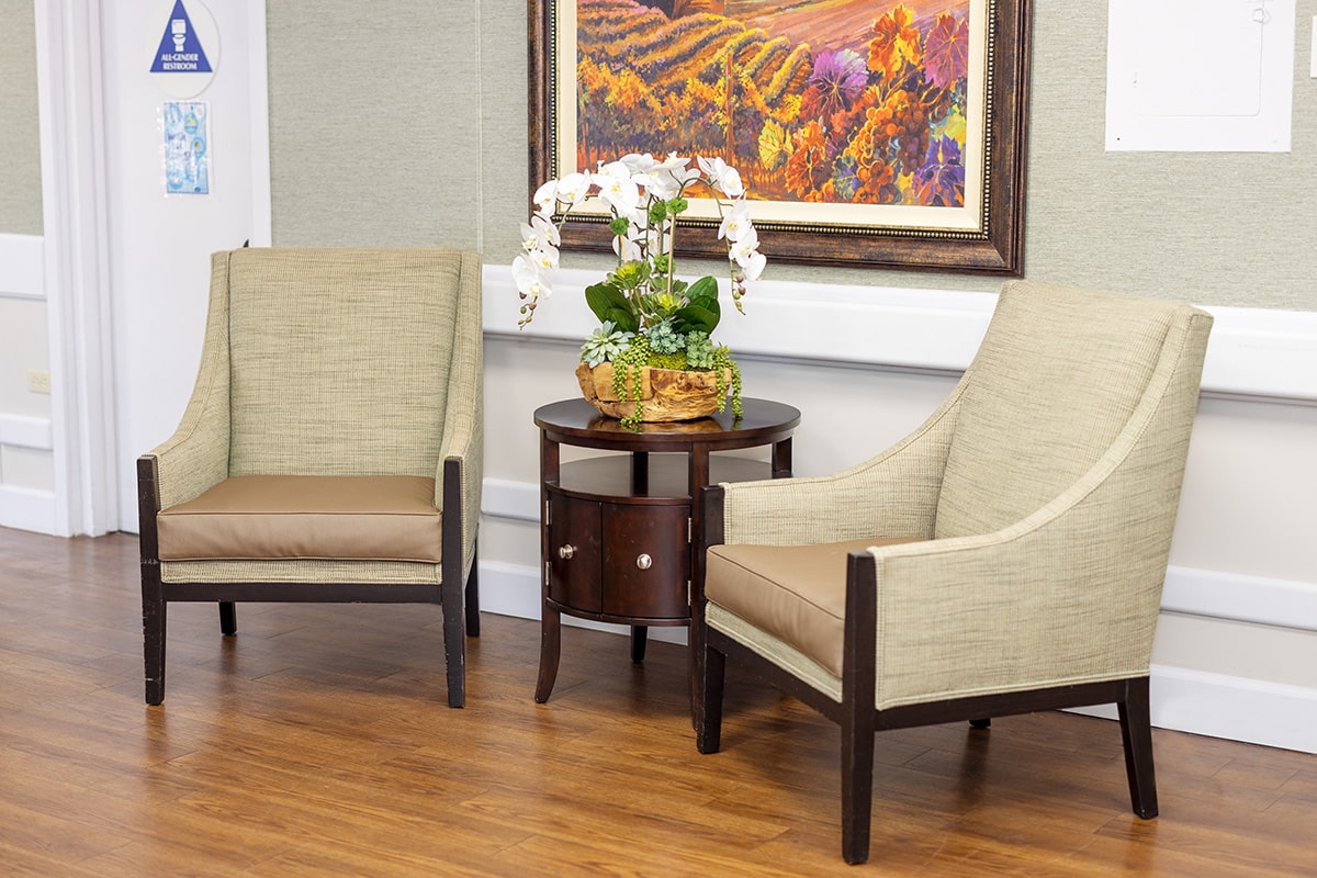 soft seating in the front lobby at the Pleasant Hill Post Acute facility