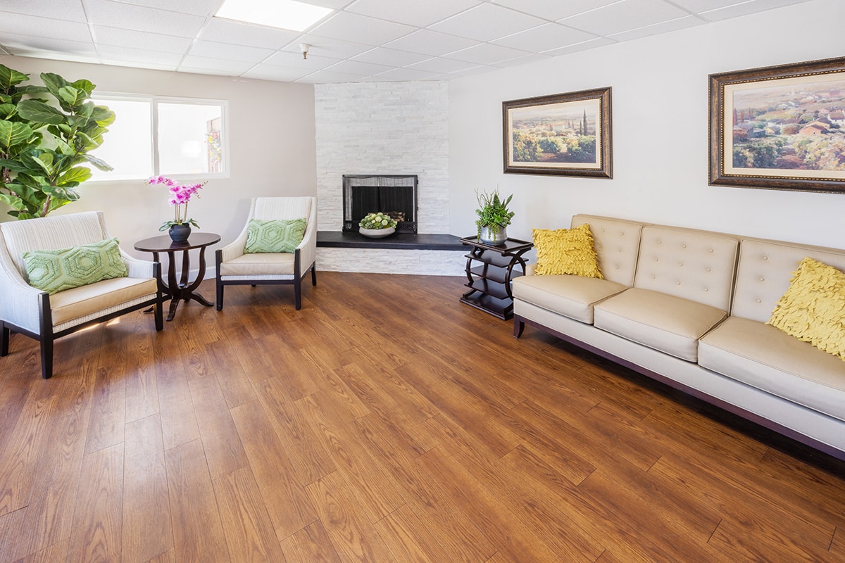 soft seating in the front lobby at the Pleasant Hill Post Acute facility