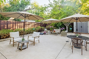 back patio and lounge area of the Pleasant Hill Post Acute facility